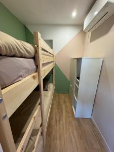 Łóżko lub łóżka w pokoju w obiekcie Villa Monbazillac, vue exceptionnelle, piscine, jacuzzi 10-12 pax