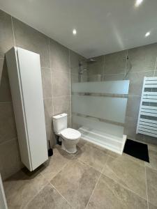 Łazienka w obiekcie Villa Monbazillac, vue exceptionnelle, piscine, jacuzzi 10-12 pax