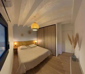 Łóżko lub łóżka w pokoju w obiekcie Villa Monbazillac, vue exceptionnelle, piscine, jacuzzi 10-12 pax