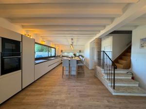 Kuchnia lub aneks kuchenny w obiekcie Villa Monbazillac, vue exceptionnelle, piscine, jacuzzi 10-12 pax