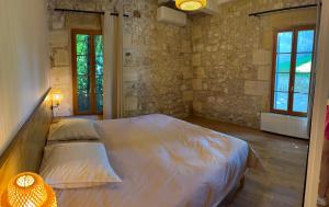 Łóżko lub łóżka w pokoju w obiekcie Villa Monbazillac, vue exceptionnelle, piscine, jacuzzi 10-12 pax
