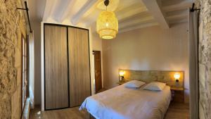 Łóżko lub łóżka w pokoju w obiekcie Villa Monbazillac, vue exceptionnelle, piscine, jacuzzi 10-12 pax