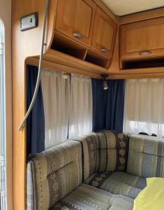 Posezení v ubytování Schlaflodge Wohnwagen in idyllischer Natur