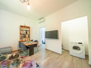 Μια τηλεόραση ή/και κέντρο ψυχαγωγίας στο Apartment Silki by Interhome