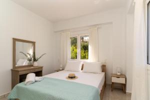 MouzákionOnar House - Modern Stay in Nature的一间带床和窗户的白色卧室