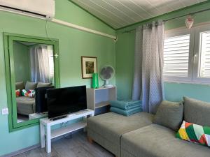 TV a/nebo společenská místnost v ubytování Summer Home in Krk Center "Casa Magdalena"