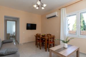 MouzákionOnar House - Modern Stay in Nature的带桌子的客厅和餐厅