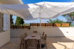Onar House - Modern Stay in Nature的阳台或露台