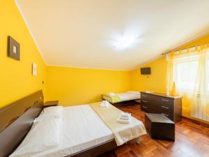 Habitación amarilla con 2 camas y vestidor. en Apartment Nido delle Rondini by Interhome, en Citta' Sant'Angelo 11 fotos más