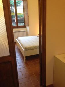ラ・スペツィアにあるLa Pieve di Lucaの小さなベッドルーム(ベッド1台、窓付)