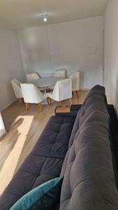Posezení v ubytování Apartamento mobiliado com ar condicionado em um quarto