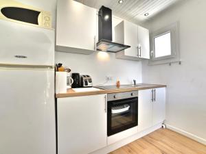 Η κουζίνα ή μικρή κουζίνα στο Holiday Home Les Cariatides 2 by Interhome +19 φωτογραφίες