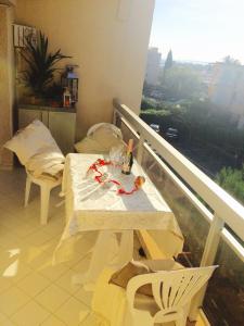 Appartment Plein Soleil في جولف جيون: طاولة وكراسي على شرفة مطلة