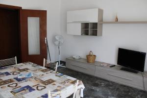 a living room with a table and a tv at La casa al mare in Marcelli