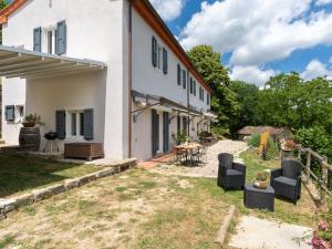 ein externer Blick auf ein Haus mit Stühlen und Tischen in der Unterkunft Holiday Home Olimpia by Interhome in Borgo San Lorenzo