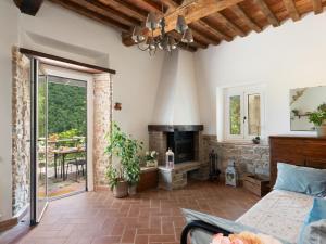 ein Wohnzimmer mit einem Bett und einem Kamin in der Unterkunft Holiday Home Olimpia by Interhome in Borgo San Lorenzo