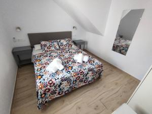 una piccola camera da letto con un letto e uno specchio di Casa Cantinero 2 - Parking Gratis ad Ardales Altre 37 foto