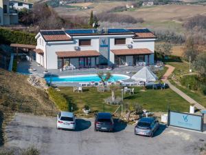 una casa con coches aparcados en un estacionamiento en Apartment Suite dei Monti by Interhome, en Citta' Sant'Angelo