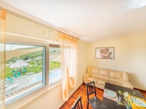Una sala de estar con un sofá y una ventana grande. en Apartment Suite dei Monti by Interhome, en Citta' Sant'Angelo 13 fotos más