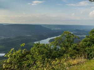 チャタヌーガにあるMicrotel Inn & Suites by Wyndham Chattanooga/Near Hamilton Pの丘の上からの川の眺め