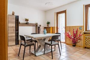 a dining room with a table and chairs at Appartamento Vioz in Peio