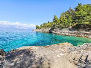 een uitzicht op een waterlichaam bij Apartment Octopus-1 by Interhome in Bogomolje