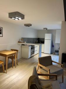 een woonkamer met een tafel en een keuken bij Loft 3 11 de Abril in Bahía Blanca