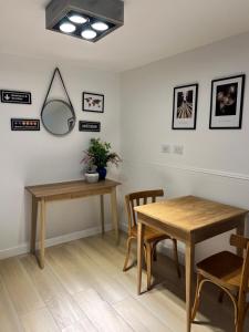 een eetkamer met een tafel en twee stoelen bij Loft 3 11 de Abril in Bahía Blanca +2 foto's