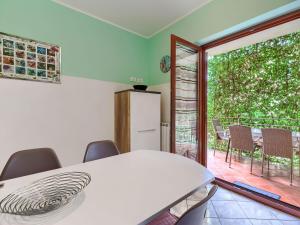 un comedor con una mesa blanca y un patio en Apartment Apartmani Amaii-2 by Interhome, en Karigador 18 fotos más