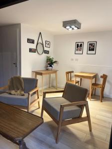 een woonkamer met twee stoelen en een tafel bij Loft 3 11 de Abril in Bahía Blanca