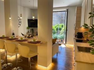 a kitchen and living room with a table and chairs at El balcón de la Muralla in Ávila