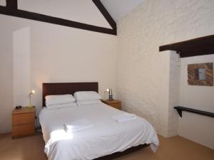 Ένα ή περισσότερα κρεβάτια σε δωμάτιο στο 2 Bed in Clovelly 75468