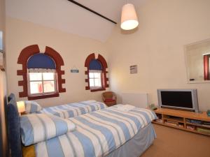 Μια τηλεόραση ή/και κέντρο ψυχαγωγίας στο 2 Bed in Clovelly 75468