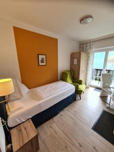 Postel nebo postele na pokoji v ubytování B&B Hallstatt Lake OBERTRAUN self check in