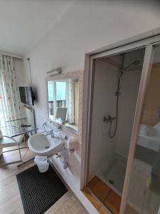 Koupelna v ubytování B&B Hallstatt Lake OBERTRAUN self check in