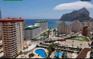 a view of a city with buildings and the ocean at Apartamentos Wayteko Calpe in Calpe