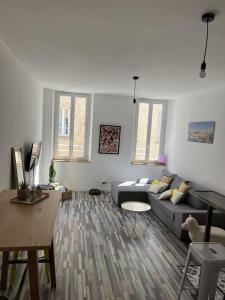 una sala de estar con un sofá y una mesa en 7 Rue des Poilus, en La Ciotat