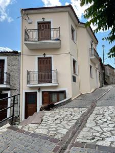 eine Katze, die vor einem Gebäude liegt in der Unterkunft Arachova Cozy in Arachova
