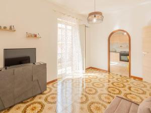 a living room with a television and a mirror at Casa Vacanze Ginevra in Mandra Capreria
