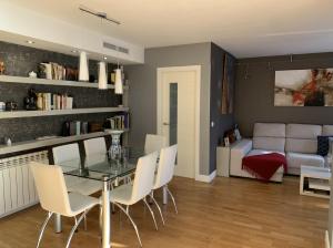 Et opholdsområde på Luxury Apartment in Madrid + 25 billeder