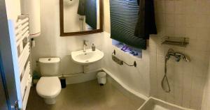 a bathroom with a toilet and a sink and a tub at Le Perchoir in Mérindol