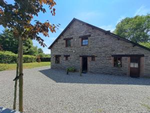 un vecchio fienile di pietra con un vialetto di ghiaia di Gîte Filly 4A1 - 4 pers. a Nadrin