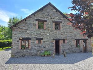 un edificio in pietra con finestre e piante di fronte di Gîte Filly 4A1 - 4 pers. a Nadrin