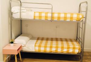 Posteľ alebo postele v izbe v ubytovaní HOSTEL COSTA-LUZ Béjar 28-30