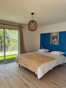 une chambre avec un lit et une grande fenêtre dans l'établissement Villa Hawwah, à Sète