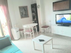 TV a/nebo společenská místnost v ubytování Casa Adriana con parking Room in shared apartment