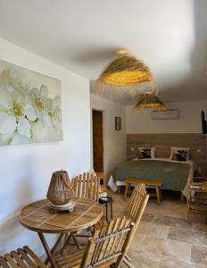 une chambre avec un lit, une table et des chaises dans l'établissement Villa Hawwah, à Sète