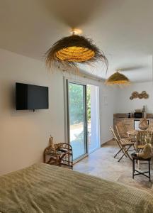 une chambre avec un lit et une table avec des chaises dans l'établissement Villa Hawwah, à Sète