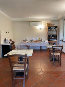 uma cozinha com duas mesas e cadeiras e um balcão em The Grapevine by MANVI em Montepulciano