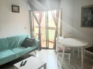 Posezení v ubytování Casa Adriana con parking Room in shared apartment